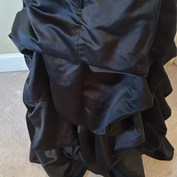 Beautiful vintage ballgown in black. Size 6. Fits like a size 4. - Picture 7 of 9